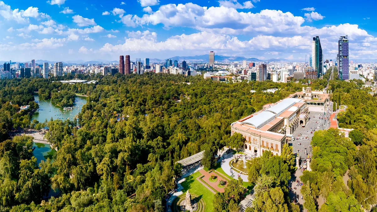 Vista aérea del Castillo y Bosque de Chapultepec con el skyline de la CDMX