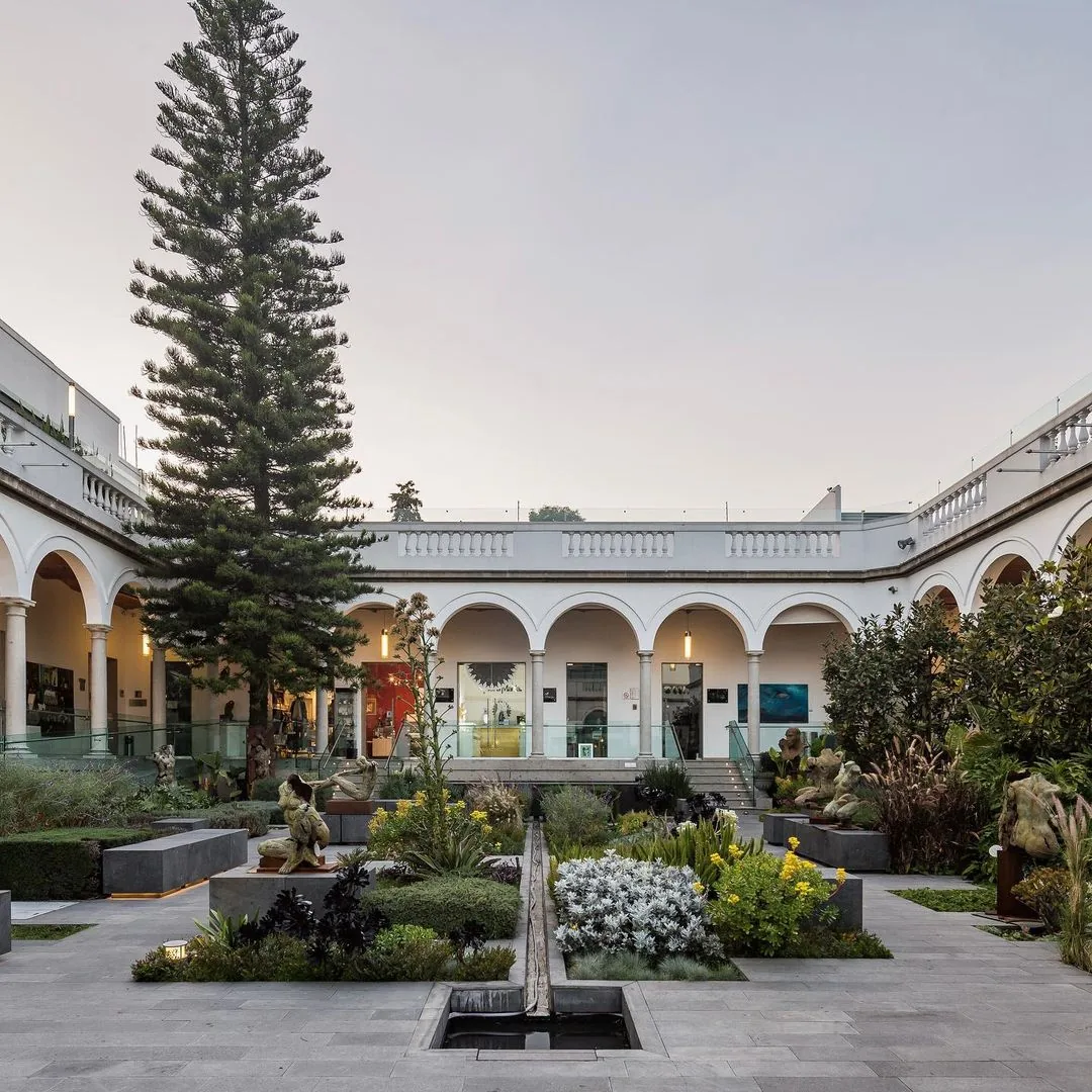 Patio con arcos y jardín de esculturas, San Ángel
