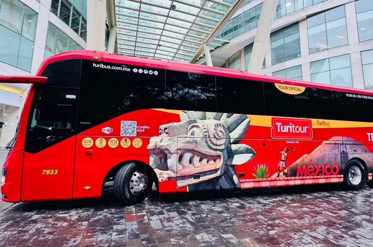 Autobús turístico Turibus rojo de dos pisos estacionado en la Ciudad de México