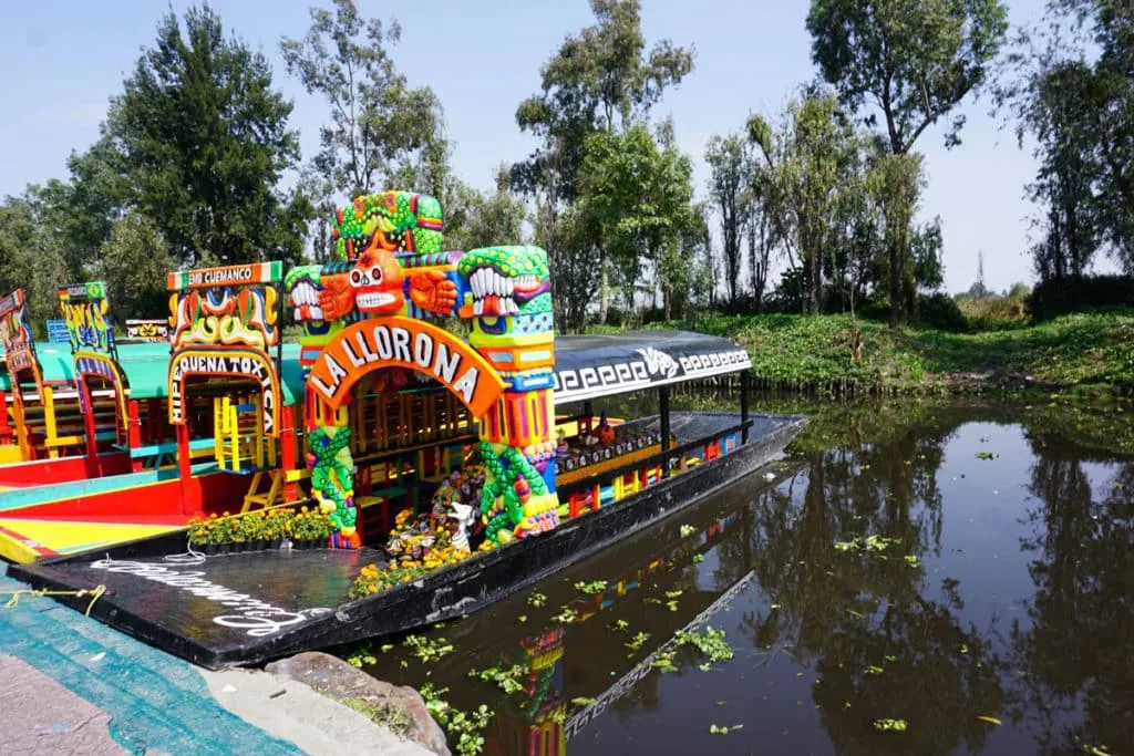 Trajinera colorida en los canales de Xochimilco