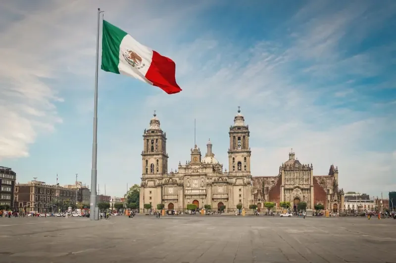Catedral Metropolitana y bandera de México en el Zócalo